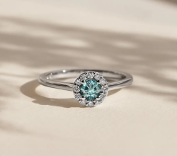 Prsten s modrým diamantem a brilianty v bílém zlatě